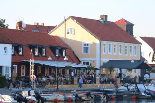 Aahus Hotel | Explore Åhus Gästgivaregård: 4-Star Accommodation Awaits