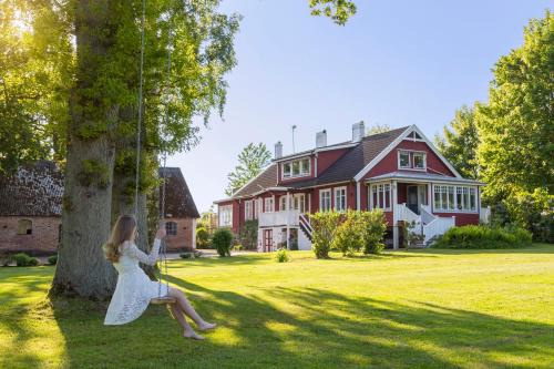 Lervik Villa | Experience Åkagårdens Lodge: Family-Friendly with a Pool