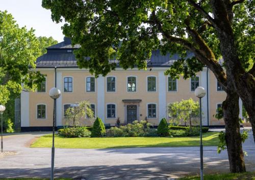Bromma Hotel | Experience Åkeshofs Slott: Pet-Friendly with Hot Tub Bliss