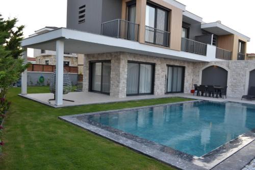 Cesme Villa | Discover Luxury at Çeşme Boyalık with Pool & Family Fun