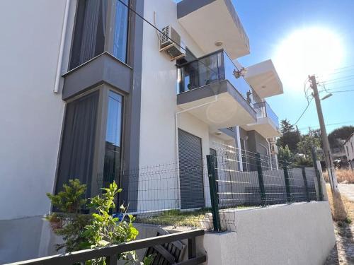Dalyan Mahallesi Apartment | Seaside Retreat in Çeşme with Private Beach Access