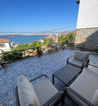 Kilitbahir Koyu House | Child-Friendly Çeşmeli Konak with 9/10 Guest Rating