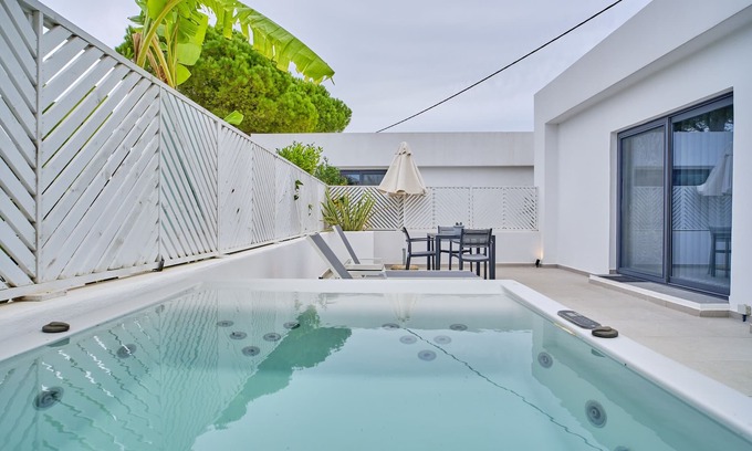 Arillas Resort | Romantic Èmar Honeymoon Suite with Spa & Pool in Corfu