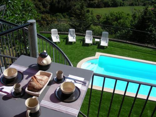 Cucugnan Bed & Breakfast | Pet-Friendly Écurie De Cucugnan with Oceanfront Pool