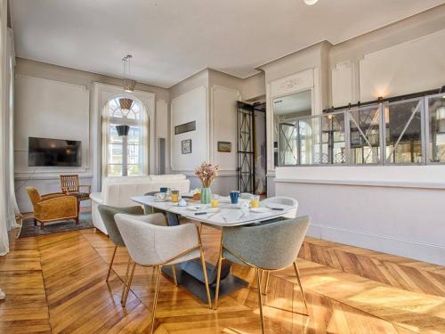 Cabourg Apartment | Élégance Art déco à Cabourg, à deux pas de la plage, stationnement privé - FR-1-788-88