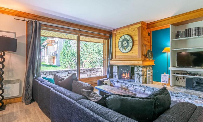 Val-d'Isere Apartment | Elegant 4-Room Retreat with Terrace & Fireplace in Center