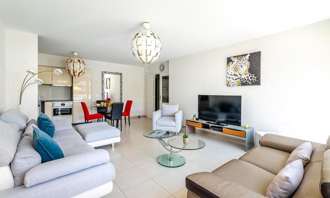 Le Rouet Apartment | Elegant Apartment Steps from the Vélodrome in Marseille