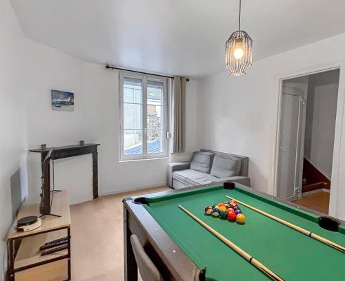 Saint-Quentin House | Relax at Privée: Jacuzzi, Sauna & Fun Games Await