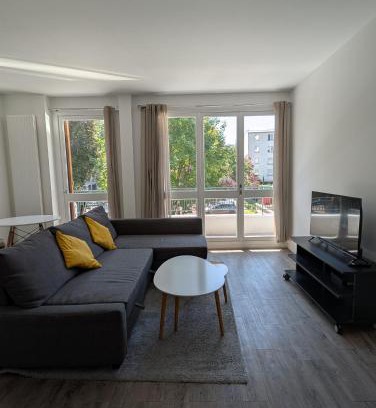 Faubourg de l'Arche Apartment | Newly Renovated 2-Bedroom Flat near La Défense & Paris