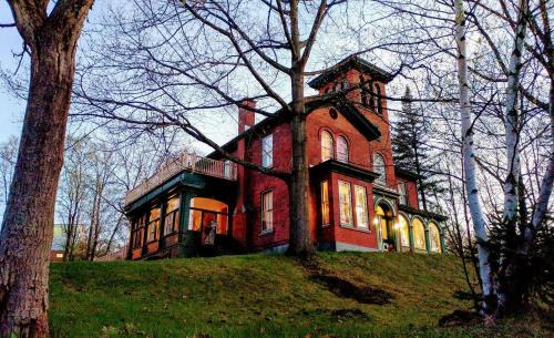 Sherbrooke Bed & Breakfast | Relax at Île de Garde B&B: Guest Rated 9.1 with Spa & Dining