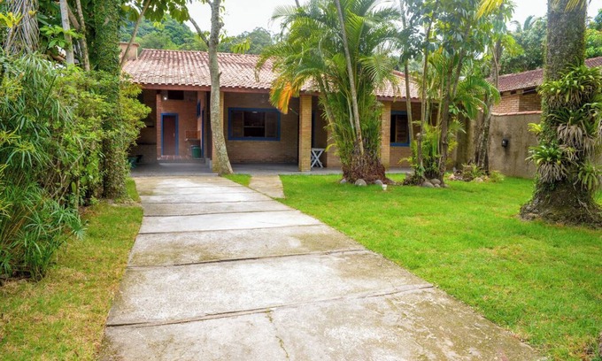Praia de Barequecaba Ski Chalet | Cozy Getaway with Wi-Fi, 8 Min from Barequeçaba Beach