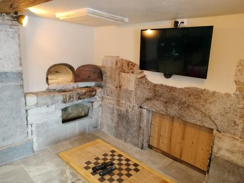 Les Fourgs Apartment | Discover ô Doux Comtois: Child-Friendly Retreat with High Ratings