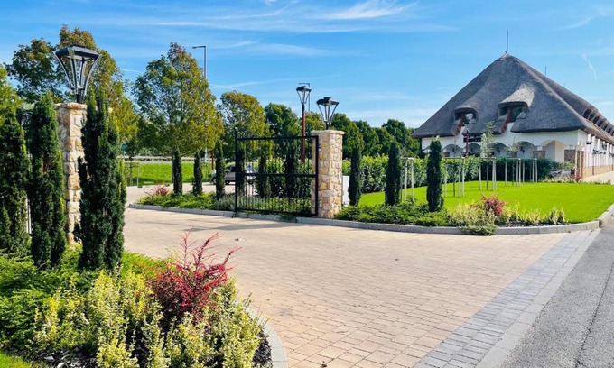 Tat Hotel | Öreg Halász Fogadó: Pet-Friendly Retreat with Restaurant