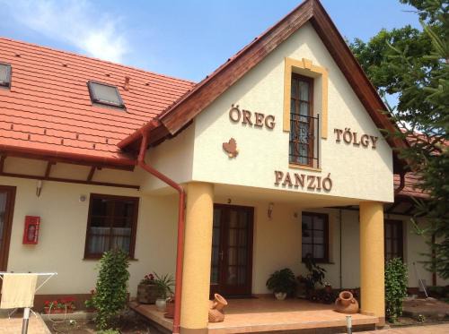 Csongrad House | Discover Öregtölgy Panzio: Pet-Friendly Retreat with Hot Tub