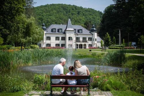 Ujhuta Hotel | Exquisite Újhuta Kastélyszálló: Top-Rated Oceanfront Escape