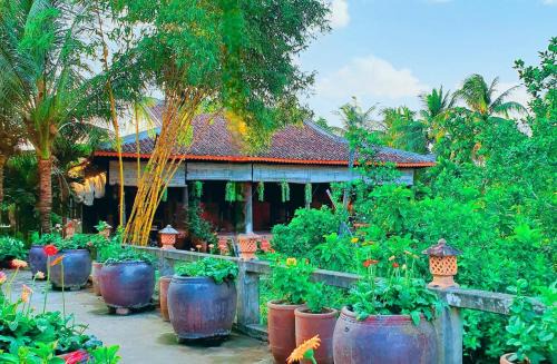 Long Ho House | Út Quỳnh Homestay: Relax by the Oceanfront with Pets