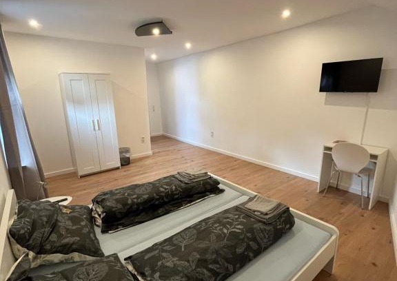 Staufenberg Apartment | Family-Friendly Stay at Übernachtung by Tag - Guest Rated 8.5