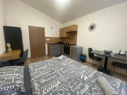Plzen 2-Slovany Apartment | Family-Friendly Escape at Černá růže - Apartmán 7