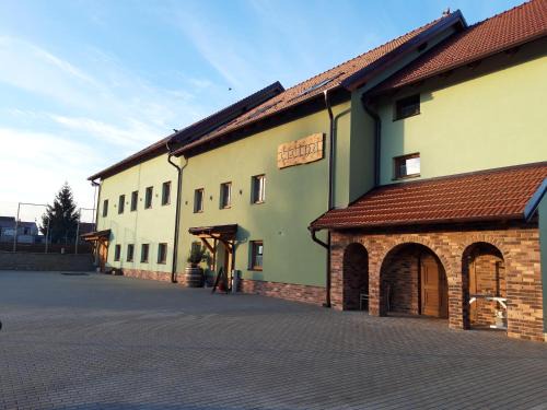 Tvrdonice House | Inviting Čičina Tvrdonice: Family-Friendly Stay with Dining