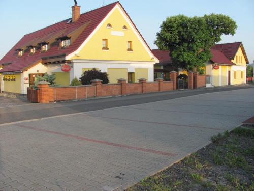 Krmelin House | Šindlerův Dvůr: Pet Friendly with Breakfast & Hot Tub