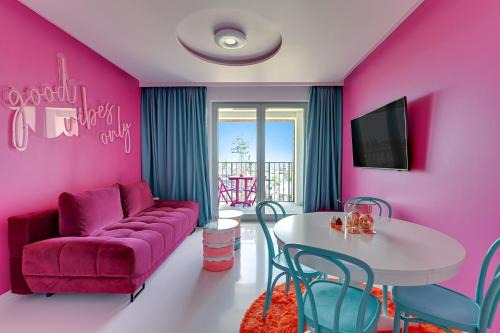 Mlyniska Apartment | Żurawie Pink Port Before Party by Grand Apartments