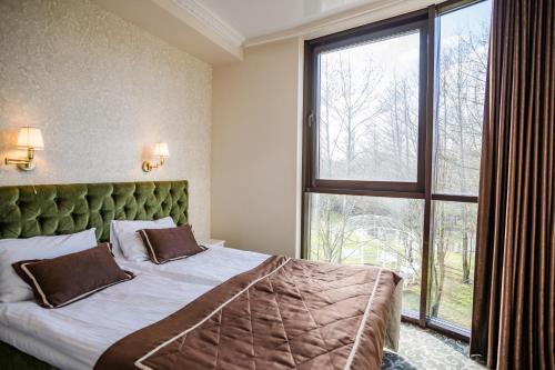 Sendvario seniunija House | Explore Župė De Lux: Family-Friendly with Pool & Hot Tub