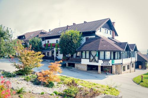 Crnomelj Hotel | Unbeatable Comfort at Župančičev hram - 10/10 Rated Stay