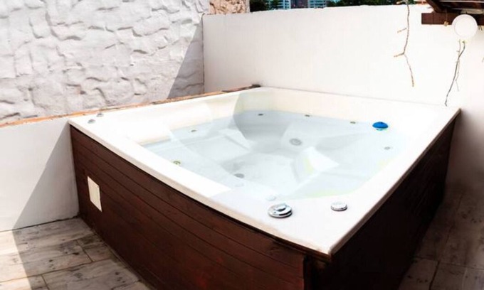 Astorga Apartment | Elegant Apartment Retreat with Relaxing Jacuzzi Access