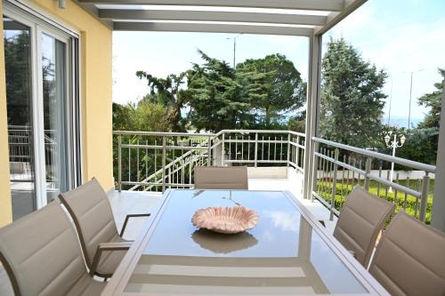 Anavyssos House | Beachfront Oasis with Top-Rated Amenities and Ocean Views