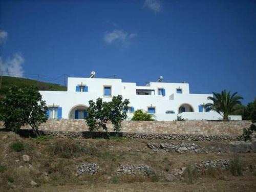 Kithira Apartment | Family-Friendly Γαληνη: Guest Rated 9/10 for Comfort