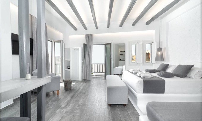 Naxos House | Elegant Ελ_puerto Port Suite with Pet-Friendly Amenities