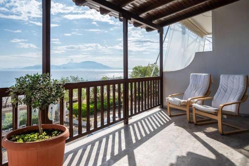 Kato Diminio House | Seaside Getaway: Pet-Friendly Maisonette with Ocean Views