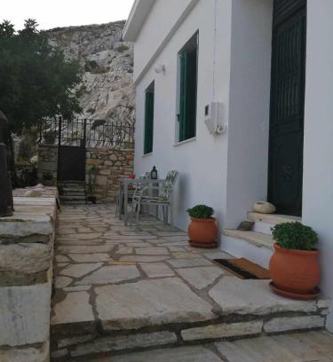 Aperathos Apartment | Scenic Views of the Village & Mount Zeus Await You!