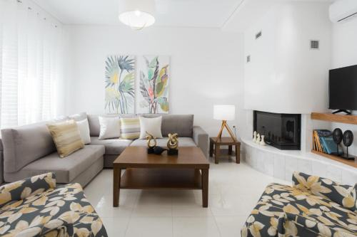 Volos City Centre Villa | Experience Maizonette Passaggio G - Rated 9.9/10, Family-Friendly