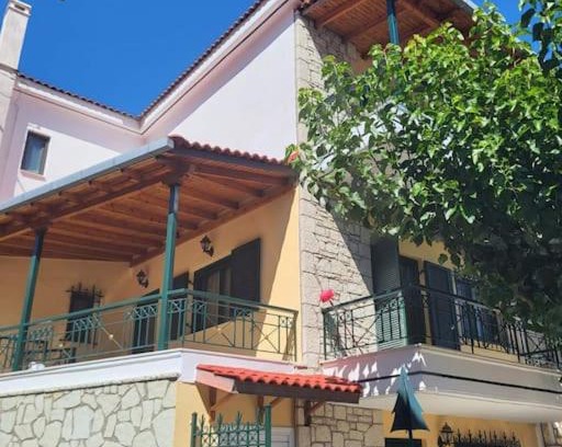 Valtesiniko Apartment | Pet-Friendly Traditional Mansion with Cozy Fireplace
