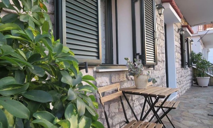 Aitoliko Apartment | Discover Το Πέτρινο: Family-Friendly Stay with Top Ratings