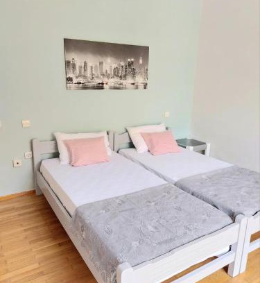Nea Smirni Apartment | Bright Apartment in Nea Smyrni - Family and Pet Friendly