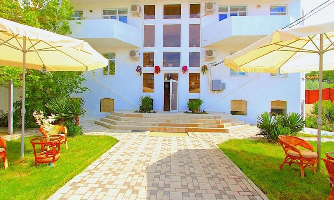 Vityazevo Hotel | Discover Amore Favorit: Oceanfront Retreat with Pool