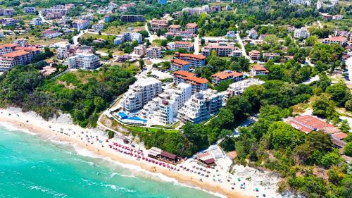 Byala Apartment | Byala Cliff Apartments: Oceanfront Getaway with Pool