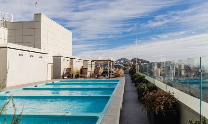 Sochi City Centre Apartment | Modern Апартаменты Метрополь with Pool & Hot Tub Access