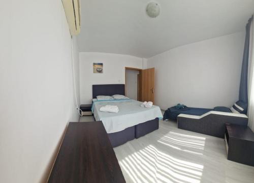 Old Town Apartment | Cozy Apartment Biju M: Family-Friendly Retreat Awaits