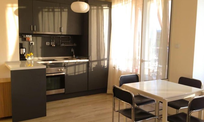 Sofia Apartment | Cozy Apartment Near Park and Metro - Pet & Child Friendly