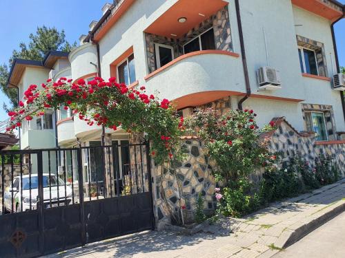 Vitosha District Apartment | Delightful Stay at Момчил - Pet & Child Friendly Retreat