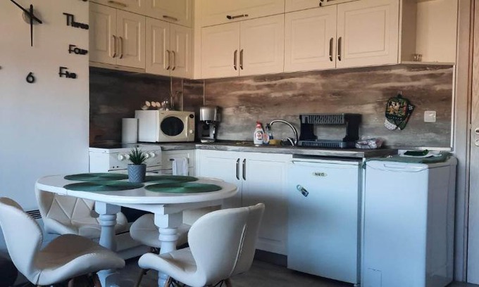 Dobrinishte Apartment | Cozy Apartment for 4 with Pet-Friendly Amenities