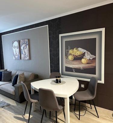 Saints Constantine and Helena Apartment | Elegant Apartment Черно и бяло - Scenic Oceanfront Retreat