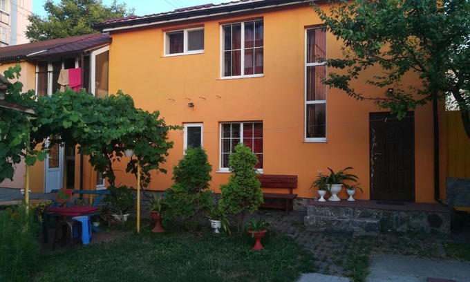 Poltava Oblast Apartment | Family-Friendly Stay at Апельсин with Kitchen Amenities