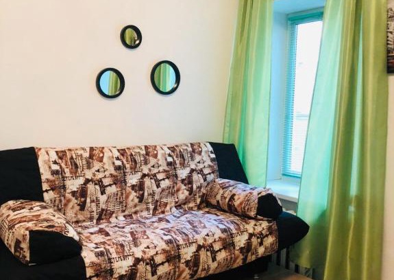 Admiralteyskiy Apartment | Art Studio Happy Color: Relax with a Hot Tub Experience