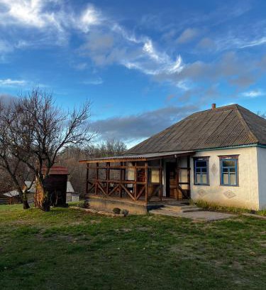 Moshny House | Budget-Friendly Бабусина хатка: 9.8 Guest Rated with Pets Allowed