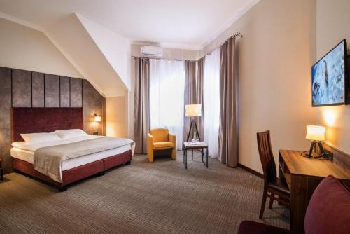 Ternopil Hotel | Explore Байків: Family-Friendly Stay with Private Pool