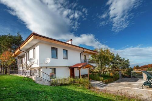 Boykovo Villa | Discover Villa Marinovi: Family-Friendly Retreat Rated 10/10